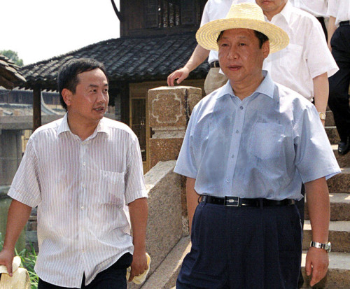2005年8月3日，习近平在浙江嘉兴桐乡市乌镇调研古镇保护工作。资料图片