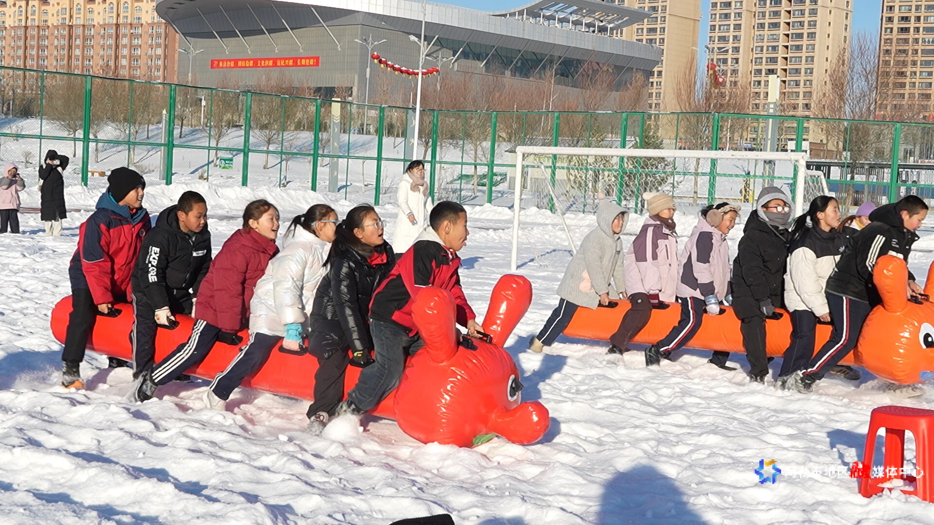 毛毛虫比赛现场充满欢乐。 (2)